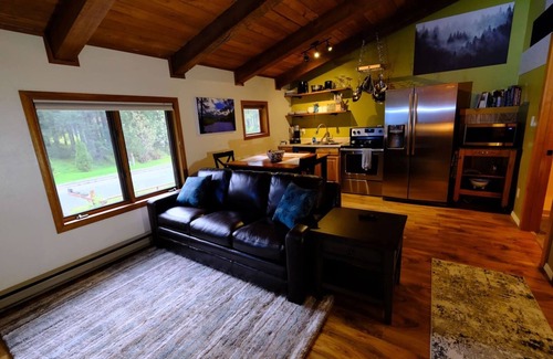 Back Loop Apartment | Log Home Apt w/King bed, laundry & full kitchen