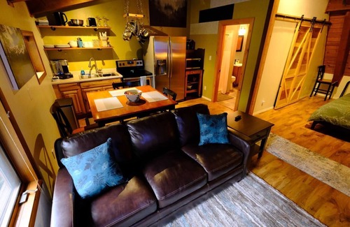 Back Loop Apartment | Log Home Apt w/King bed, laundry & full kitchen