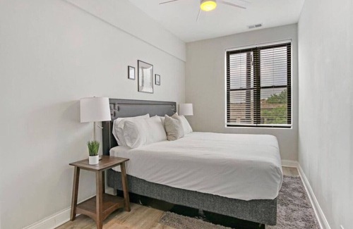 Avondale Apartment | Logan Square Corner 3BR Apt Walkable to Highlights