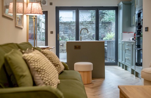 St. Andrews Ski Chalet | Logies Cottage