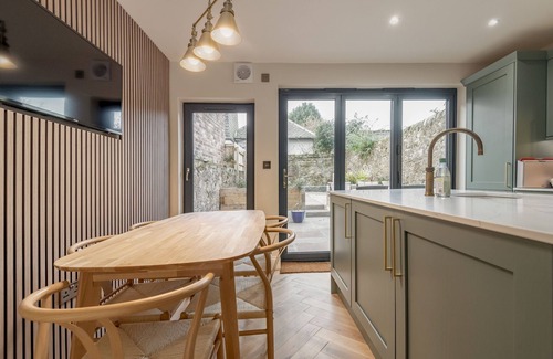 St. Andrews Ski Chalet | Logies Cottage