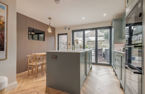 St. Andrews Ski Chalet | Logies Cottage