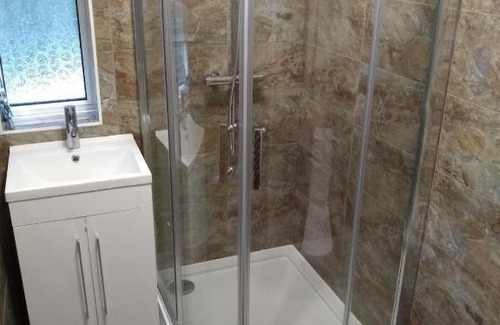 College Park and Old Oak Hotel | London Zone-2 Large Central Roomz