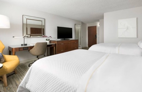 Downtown Long Beach Hotel | Long Beach Stay | 2 Double Beds | Near Downtown & Harbor