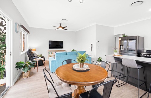 Long Jetty House | Long Jetty Lake House -Long Jetty, Central Coast Fully Renovated 3 bed Cottage,