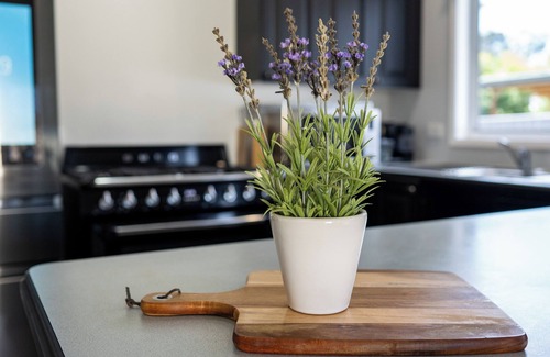 Long Jetty House | Long Jetty Lake House -Long Jetty, Central Coast Fully Renovated 3 bed Cottage,