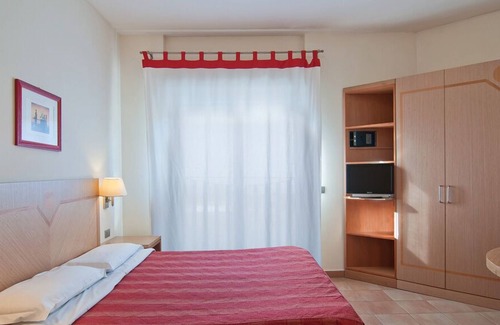 Zona XXX Castel Fusano Apartment | Long Stay Monthly Apartment I Triangoli with backyard garden
