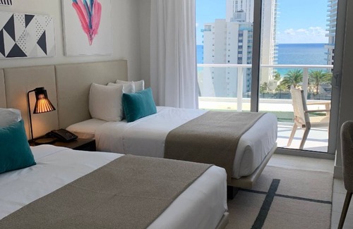 Hollywood South Central Beach Hotel | Look No Further! 4 Relaxing Units, Pool View, Walk to Hollywood Beach