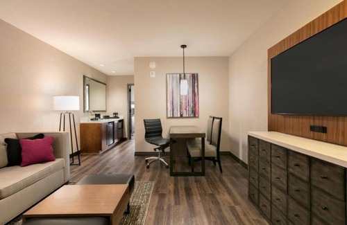 Berkeley Heights Hotel | Look No More! Further! 3 Relaxing Units, Indoor Pool, Free Breakfast, Parking!