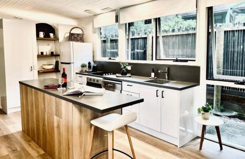 Lorne House | Lorne Groovy Ocean View Log House, Pet Friendly, FREE WIFI wine & chocolates kangaroos in the evening