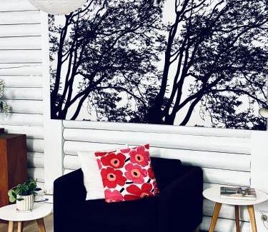 Lorne House | Lorne Groovy Ocean View Log House, Pet Friendly, FREE WIFI wine & chocolates kangaroos in the evening