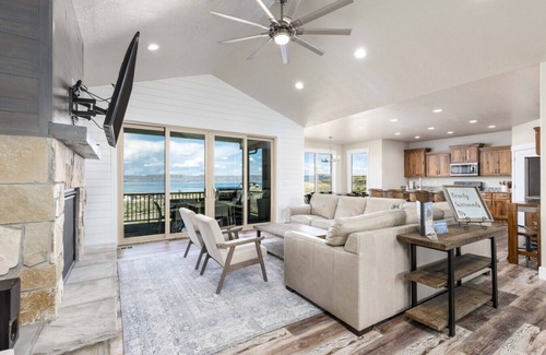 Fish Haven House | Lotus Lodge w/Private Hot Tub & Game Room!