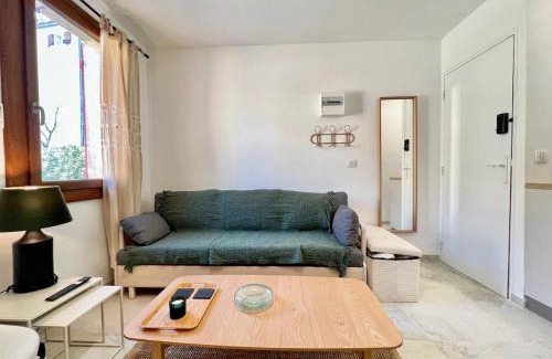 Miramas le Vieux Apartment | Lou Miradou 2 - Vieux village médiéval, Cosy, Clim, 2 personnes