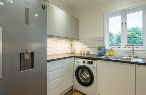 Cambridge House | Lovely 1 Bed Apartment With FREE PARKING & Garden