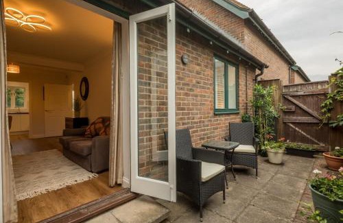 Cambridge House | Lovely 1 Bed Apartment With FREE PARKING & Garden