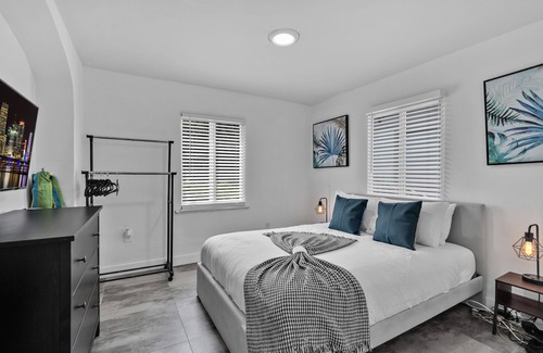 Hollywood Lakes Apartment | Lovely 1 BR Walking Distance To Ocean - Suite 1