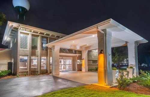 Jekyll Island House | Lovely 1BR Suite at the Heart of Jekyll Island Adventures | Onsite Pool, Parking