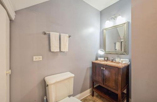 Lower West Side Apartment | Lovely 2 Bed 3 Miles from DT w Free Parking