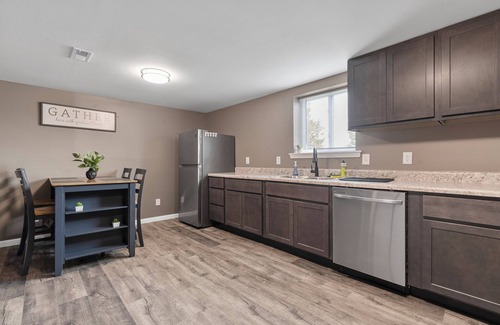 Arnold Apartment | Lovely 2-bedroom apartment with WIFI/PRIVATE PARKING/LAUNDRY