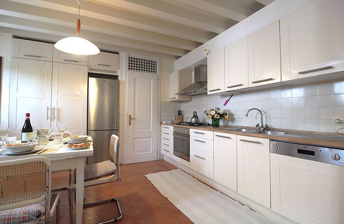 Colognola ai Colli Apartment | Lovely apartment for 5 guests with WIFI, A/C, pool and TV, close to Verona