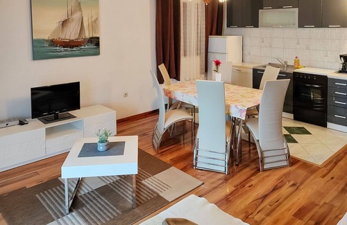 Ribarica Apartment | Lovely apartment for 6 guests with WIFI, A/C, TV and terrace