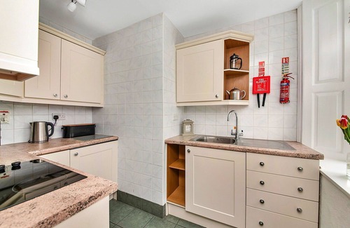 Thirsk Apartment | Lovely apartment for 6 people with WIFI, pool, hot tub and terrace