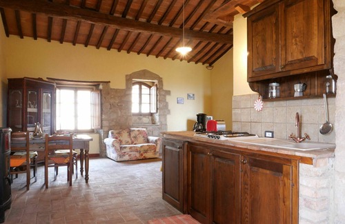 Roccastrada Villa | Lovely apartment in villa for 2 guests with WIFI, TV and patio