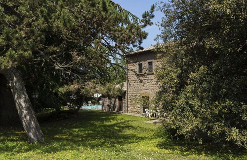 Bagnoregio Villa | Lovely apartment in villa for 6 guests with pool, WIFI, TV, patio and pets allowed