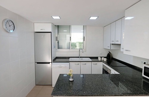 L'Ampolla House | Lovely apartment in villa for 6 guests with A/C, pool, WIFI, TV, patio, pets allowed and parking