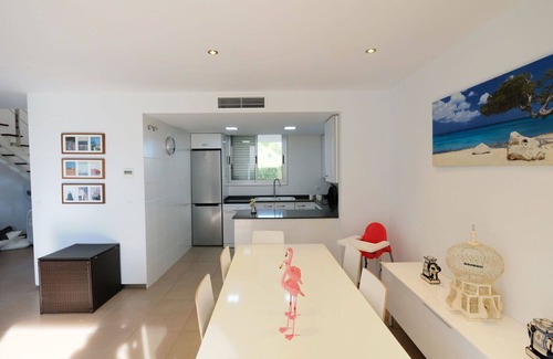 L'Ampolla House | Lovely apartment in villa for 6 guests with A/C, pool, WIFI, TV, patio, pets allowed and parking