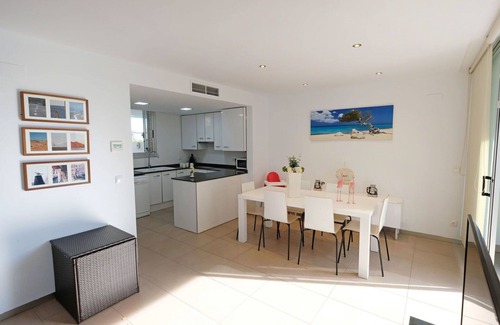 L'Ampolla House | Lovely apartment in villa for 6 guests with A/C, pool, WIFI, TV, patio, pets allowed and parking