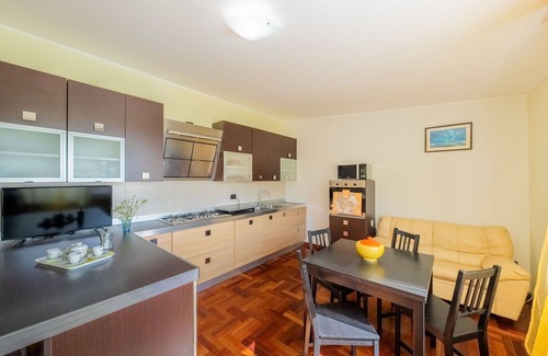 Silvi Villa | Lovely apartment in villa for 4 guests with A/C, WIFI, pool, TV, patio and pets allowed