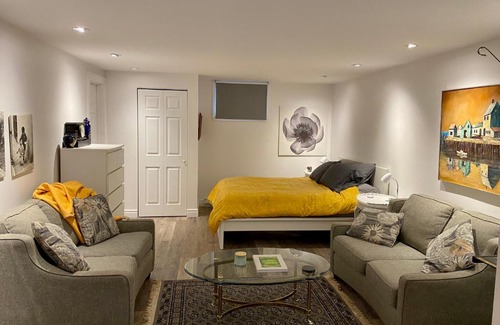 Cote-Des-Neiges—Notre-Dame-De-Grace Apartment | Lovely, fully equipped bachelor, close to all needs!