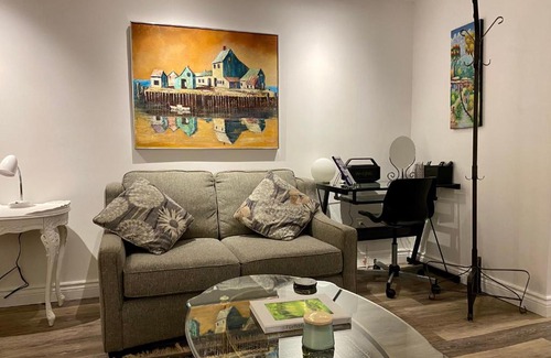 Cote-Des-Neiges—Notre-Dame-De-Grace Apartment | Lovely, fully equipped bachelor, close to all needs!