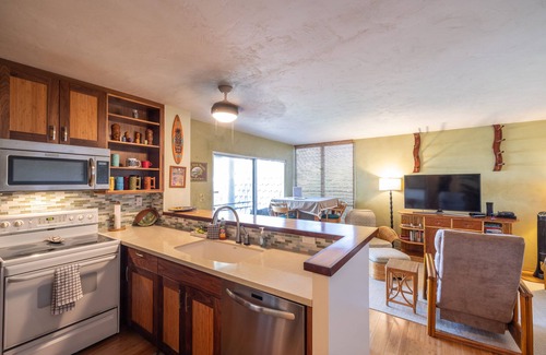Kailua-Kona Condo | 🌴Lovely garden unit with partial ocean view from the lanai. Well equipped🌴