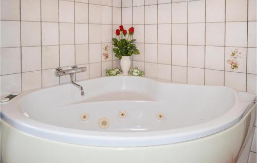 Oster Hurup House | Lovely Home In Hadsund With Kitchen