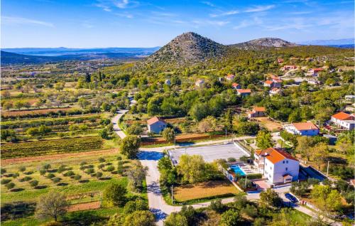 Velim House | Lovely Home In Radasinovci With Kitchen