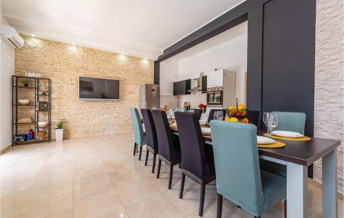 Velim House | Lovely Home In Radasinovci With Kitchen