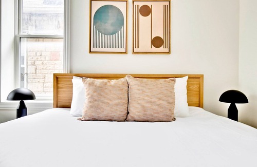 Noble Square Apartment | Lovely River West 2BR, 4 blocks from Blue Line, by Blueground