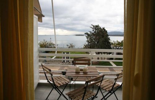 Itea Apartment | Lovely sea front apartment