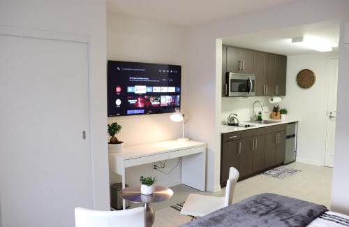Downtown Apartment | LOVELY STUDIO ON THE PROMENADE! free parking