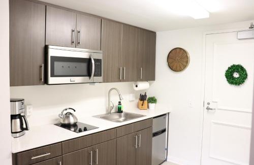 Downtown Apartment | LOVELY STUDIO ON THE PROMENADE! free parking
