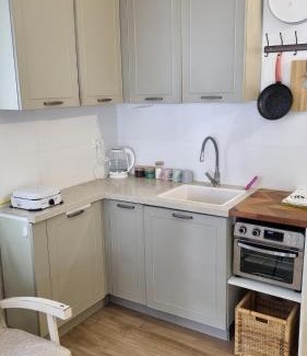 Rehovot Apartment | Lovely studio with balcony