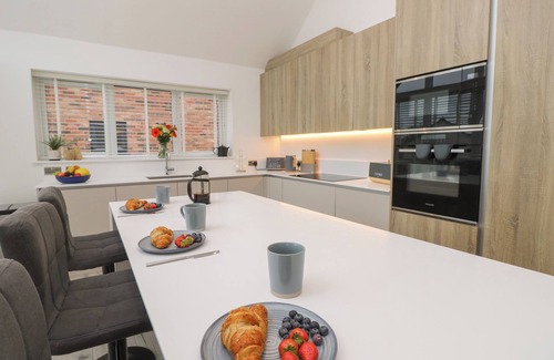 Freshwater Cottage | LOW TIDE LOFT, pet friendly, country holiday cottage in Freshwater