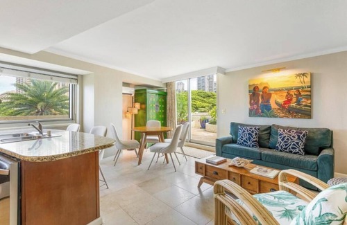 McCully - Moiliili Apartment | Luana Waikiki Hotel & Suites