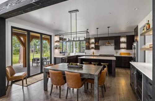 Cle Elum House | Lucky Elk Lodge in Suncadia- Fairway View, Hot Tub BBQ, Firepit, Game Room, Chefs Kitchen, Hi-speed Wi-Fi
