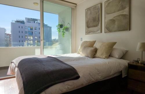 Apoquindo Apartment | Lujoso Depto Las Condes - vista panorámica, a una cuadra del metro & estacionamiento gratis