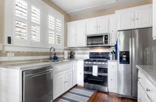 Earlewood House | Lush 4BR on Lincoln | Mins to USC | Sleeps 8