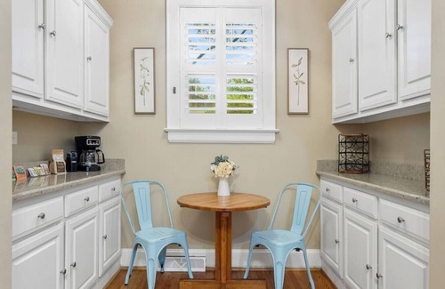 Earlewood House | Lush 4BR on Lincoln | Mins to USC | Sleeps 8