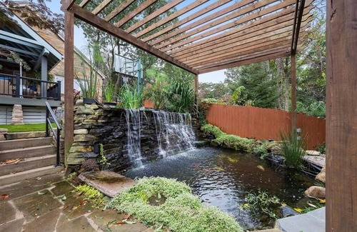 Brighton Heights House | *LUSH RETREAT*HotTub-Fire Pit-PetFriendly-Koi Pond